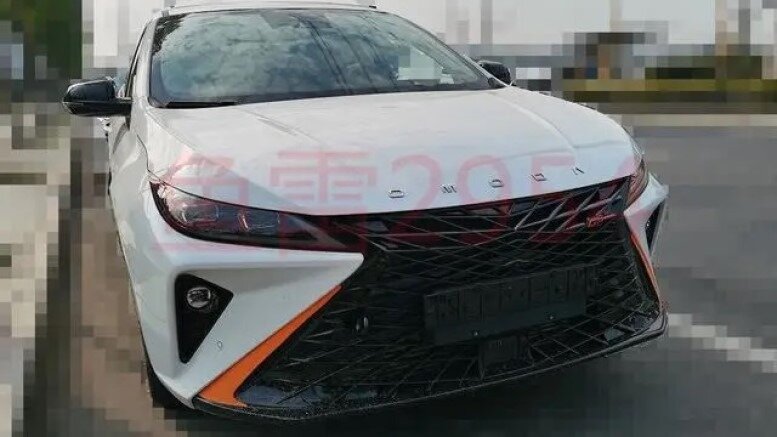 Седан марки Omoda, который может появиться в России, попал на фото