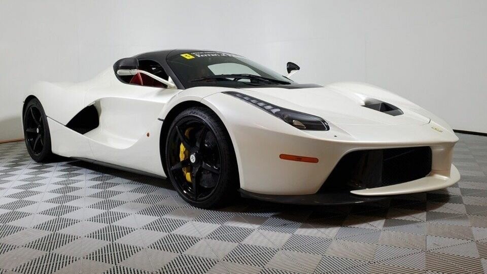На продажу выставили экс-флагманскую модель Ferrari с мизерным пробегом