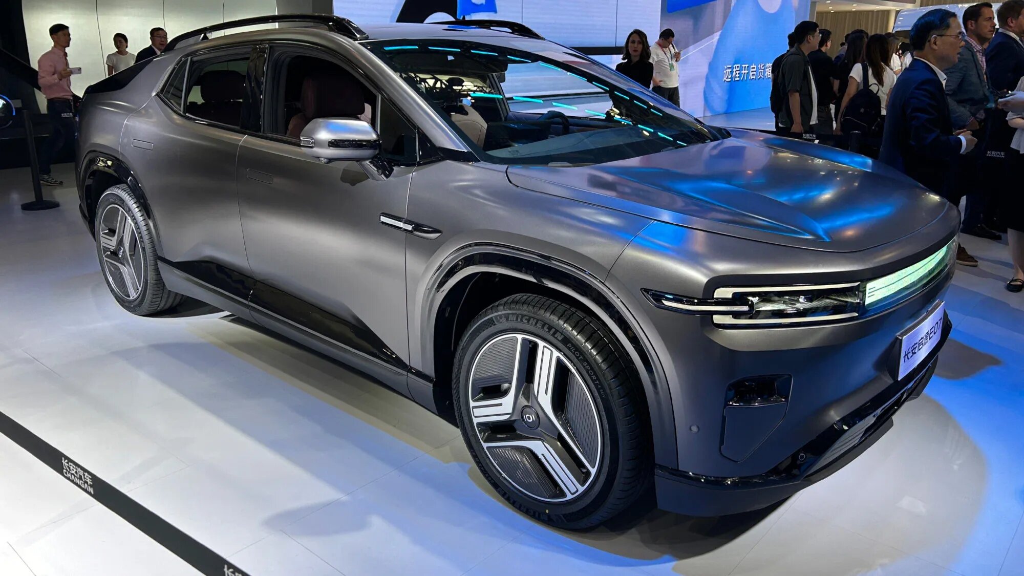 Пятиметровый кроссовер-трансформер Changan Nevo E07 поступил в продажу по цене от 28 тысяч долларов