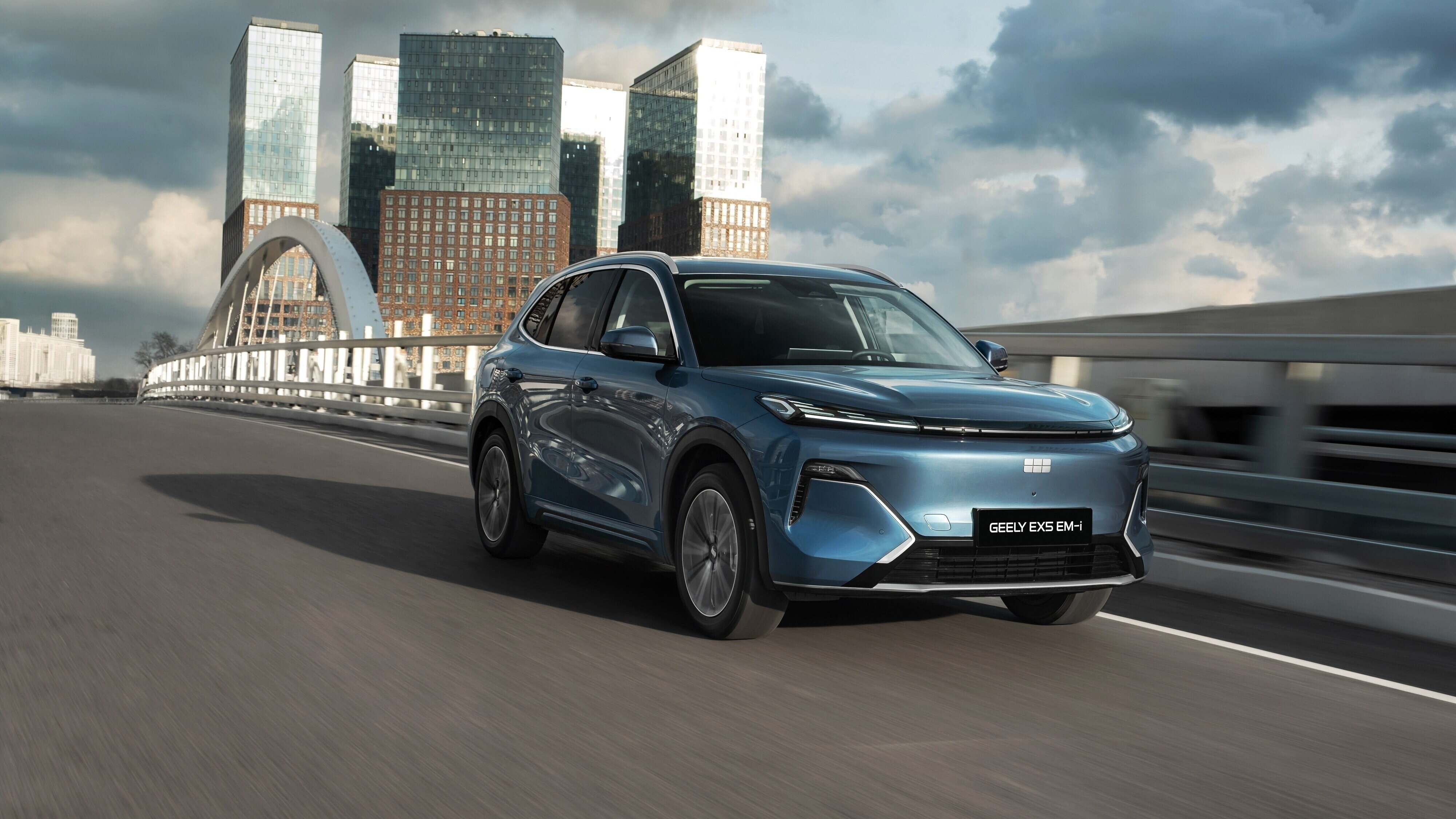 Гибридный Geely EX5 EM-i лишился базовой комплектации в России