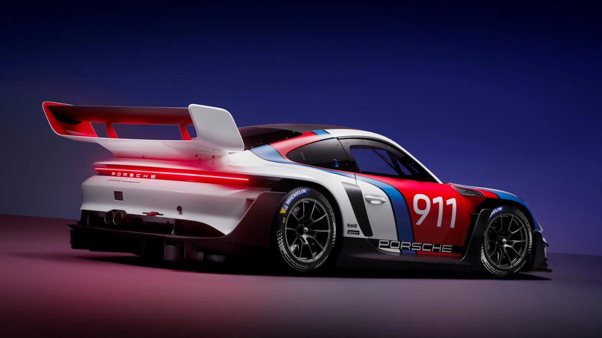 Марка Porsche представила гоночный 911 с гигантским антикрылом за миллион долларов