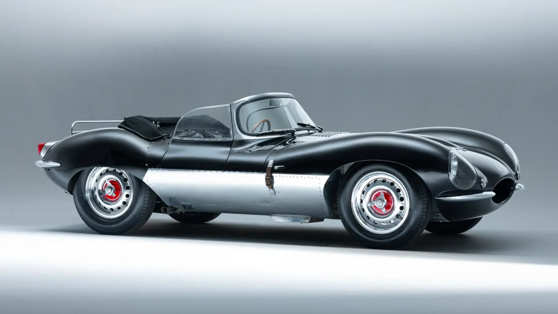 Один из 16 сделанных Jaguar XKSS рассчитывают продать за 14 миллионов долларов