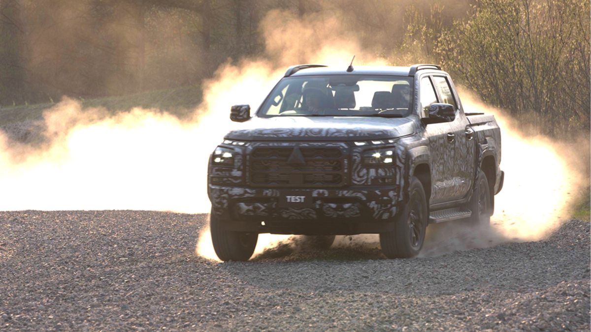 Пикап Mitsubishi L200 нового поколения показали в действии