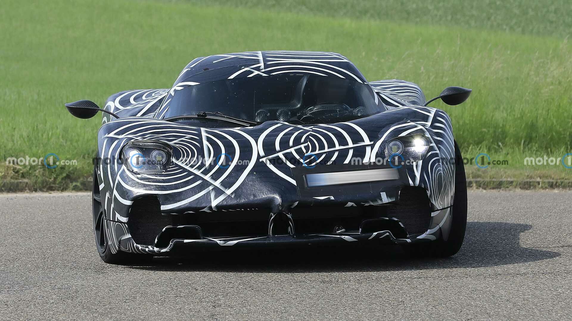Новый суперкар Pagani заметили во время тестов