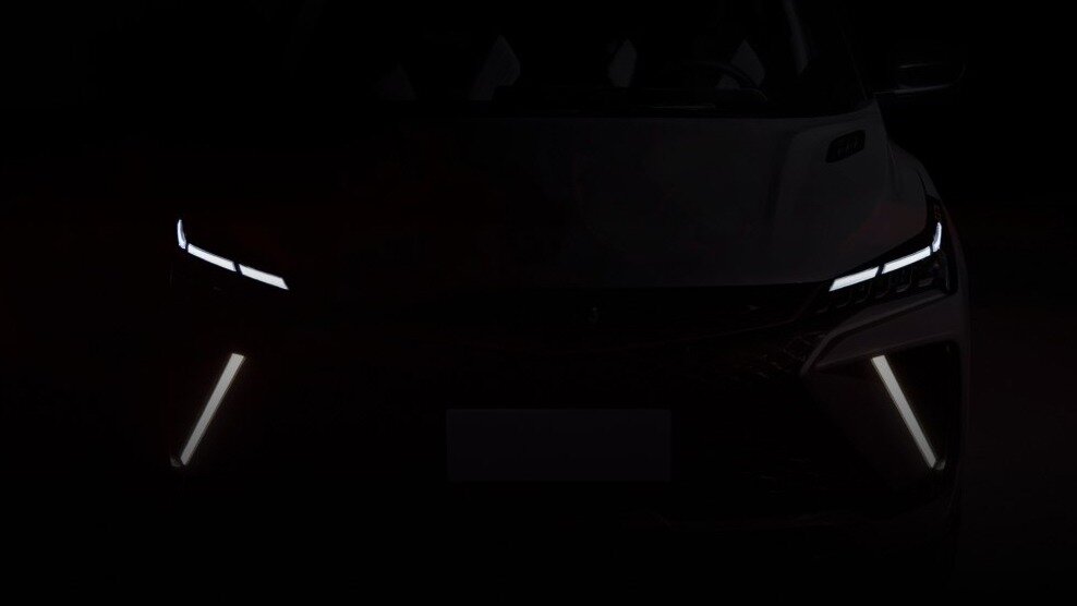Марка Geely опубликовала тизер с новым кроссовером для России