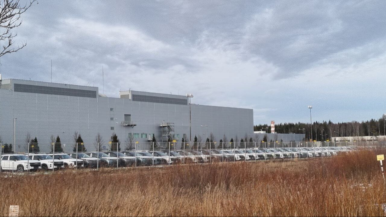 На бывшем заводе Hyundai в Петербурге заметили партию новых кроссоверов Jaecoo