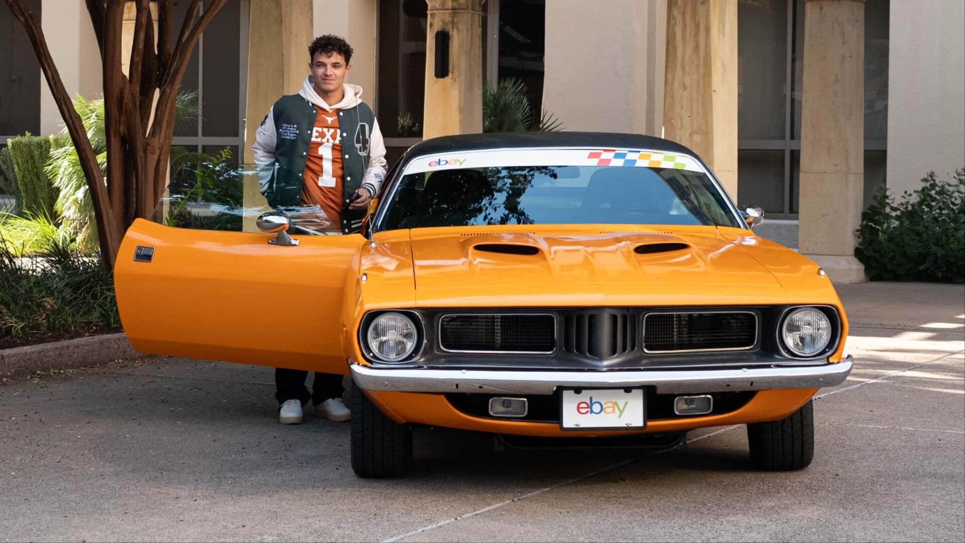 Построенный для McLaren рестомод Plymouth Barracuda ушёл с молотка