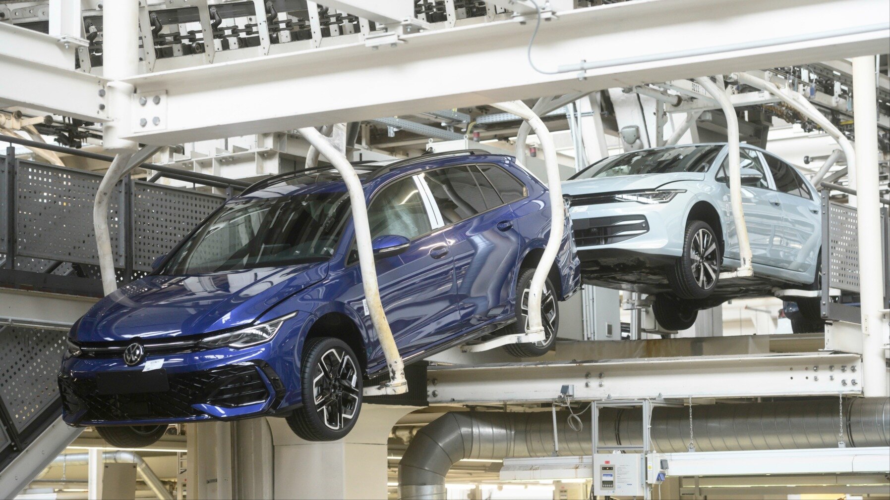 Европейские автогиганты предупредили о снижении прибыли из-за падения спроса на автомобили