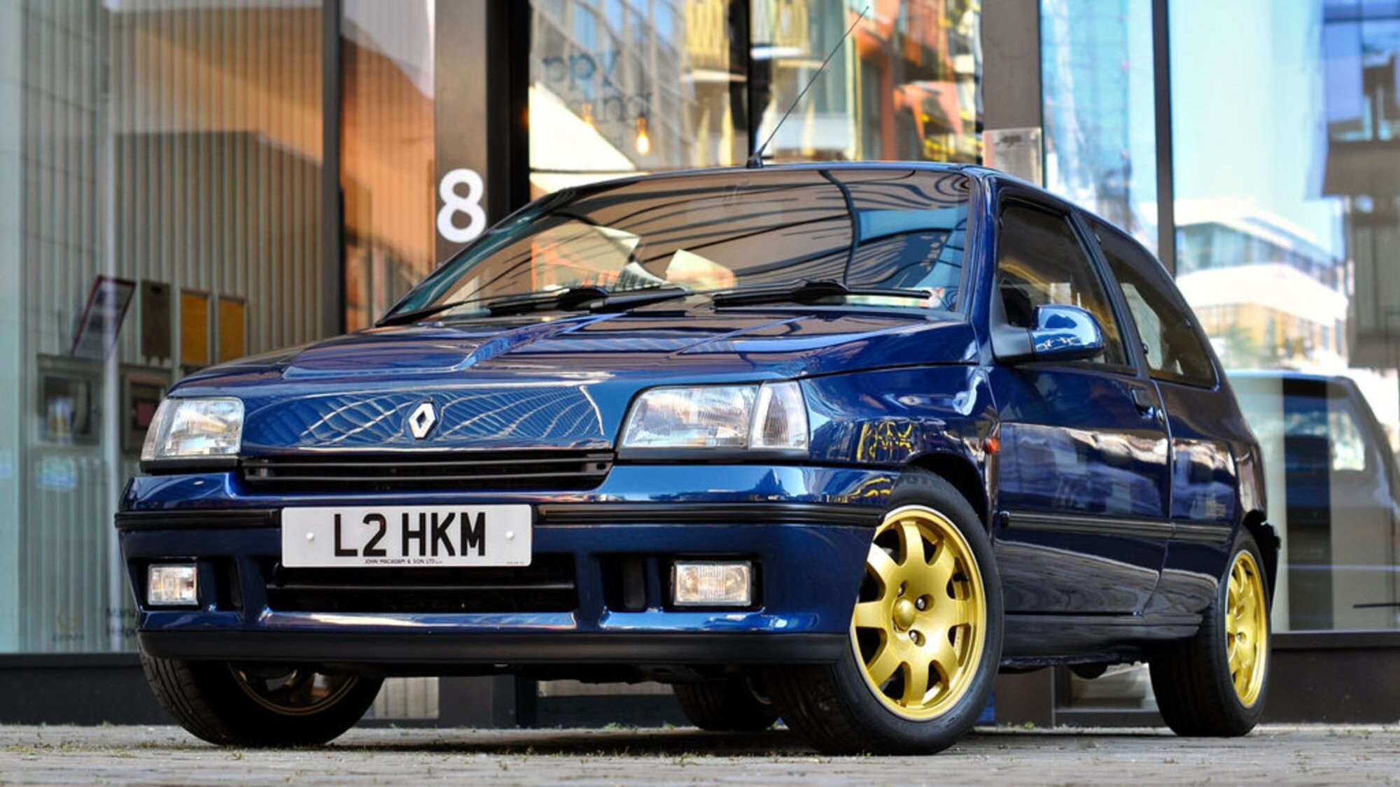 С молотка пустят редкий хот-хэтч Renault Clio Williams с огромным пробегом