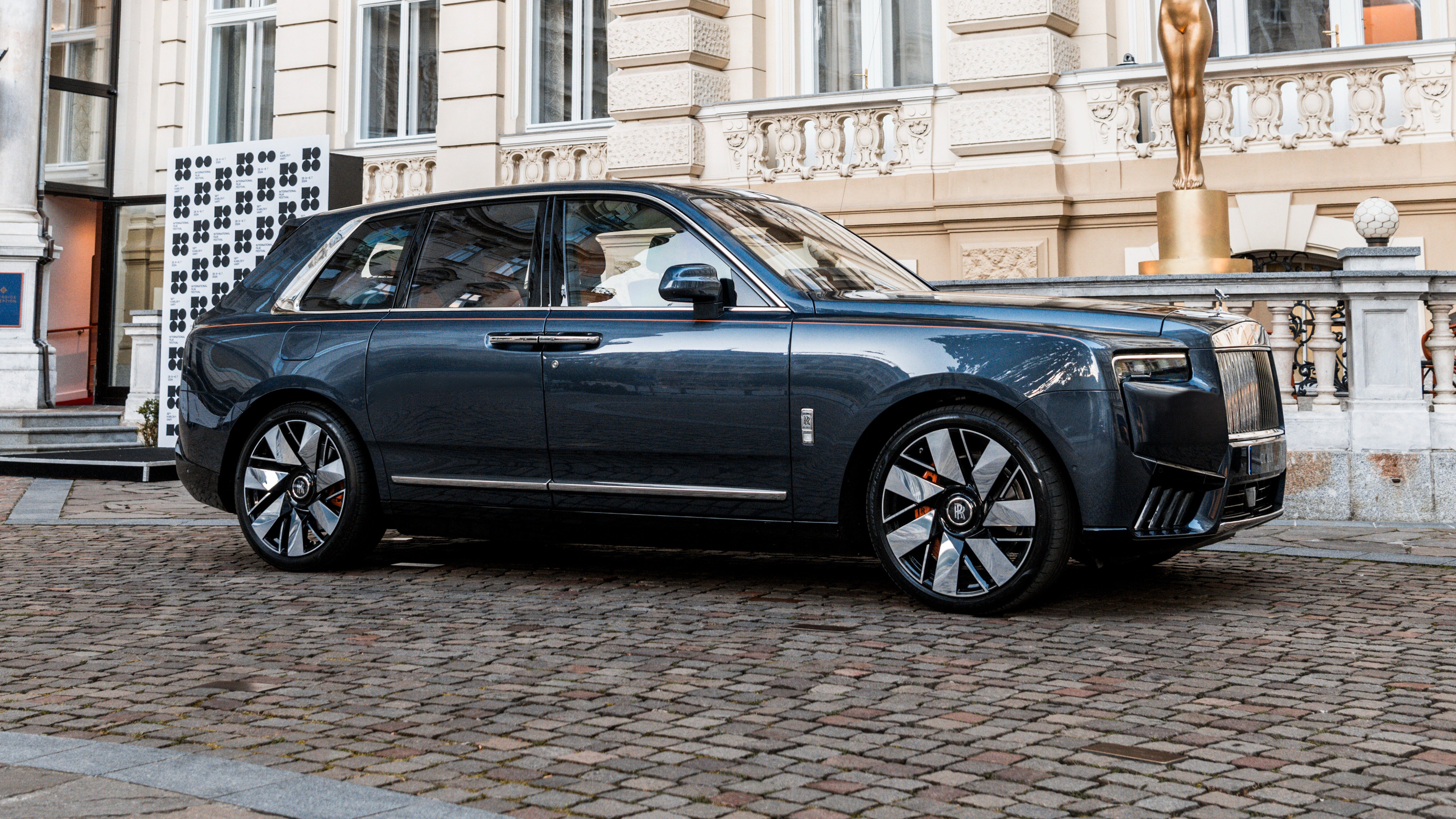 Кроссоверы Rolls-Royce и Lamborghini возглавили рейтинг продаж люксовых авто в России