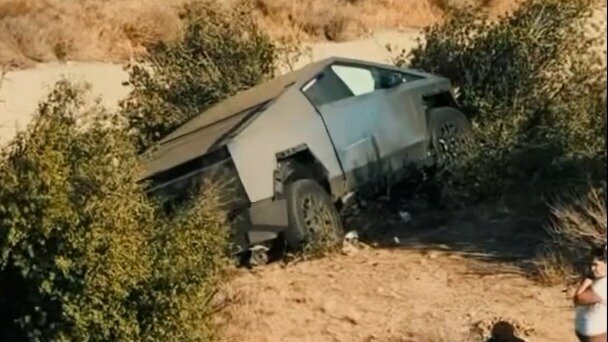 Для эвакуации Tesla Cybertruck с обочины дороги потребовался огромный кран