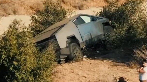 Для эвакуации Tesla Cybertruck с обочины дороги потребовался огромный кран