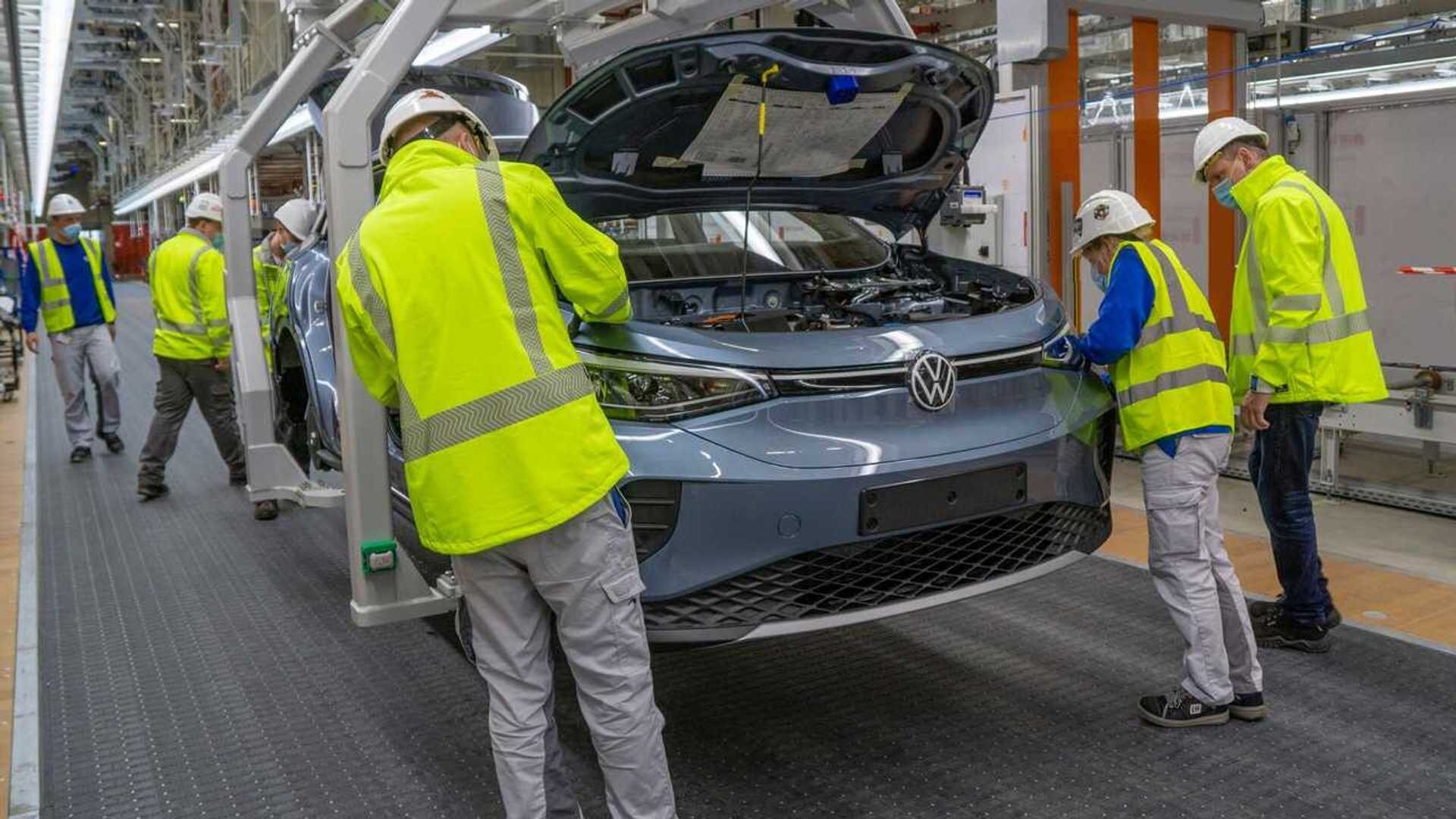 Почти 100 тысяч Volkswagen могут загореться: объявлен отзыв