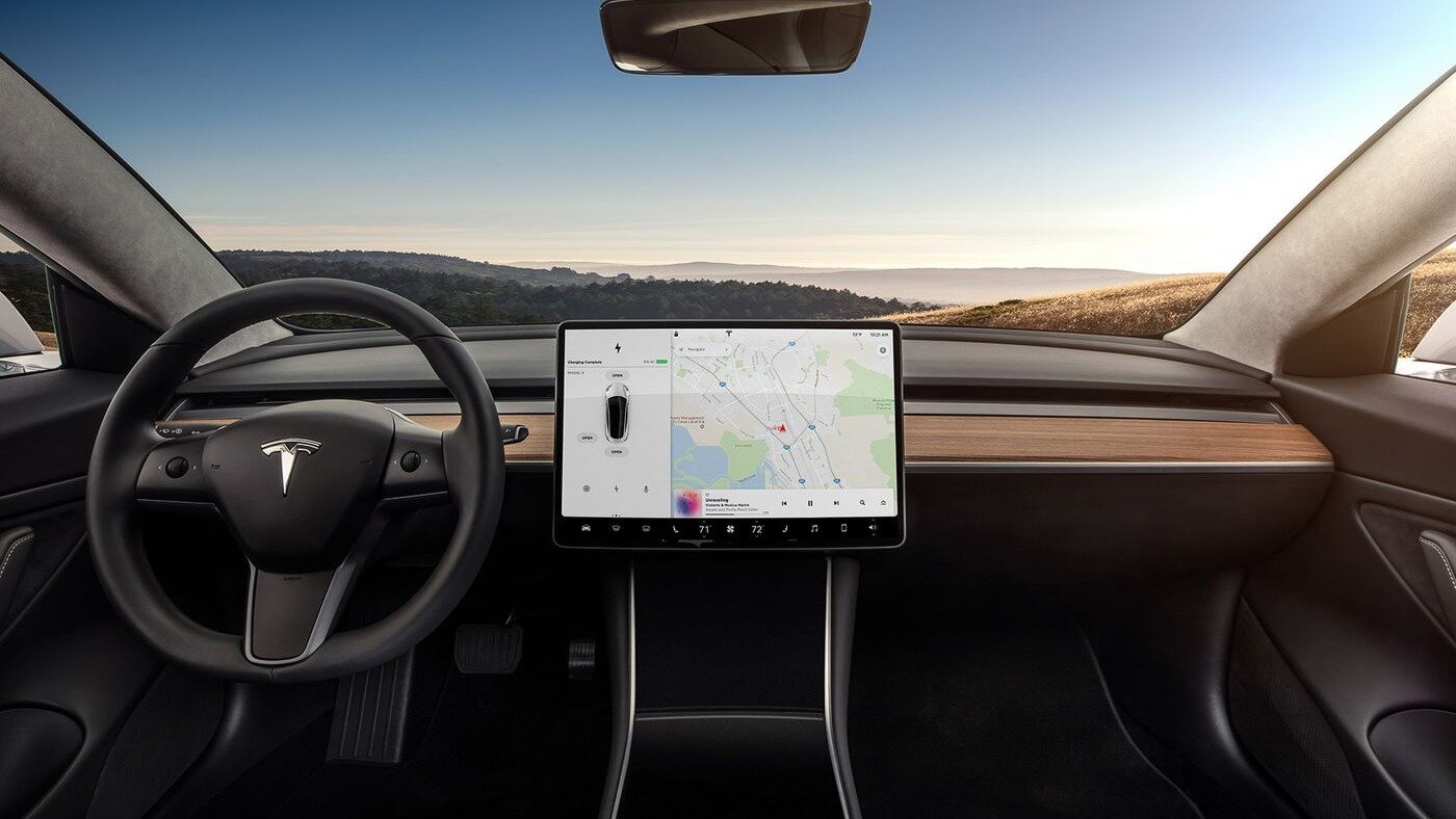 Tesla отзывает 130 000 машин из-за проблем с сенсорными экранами