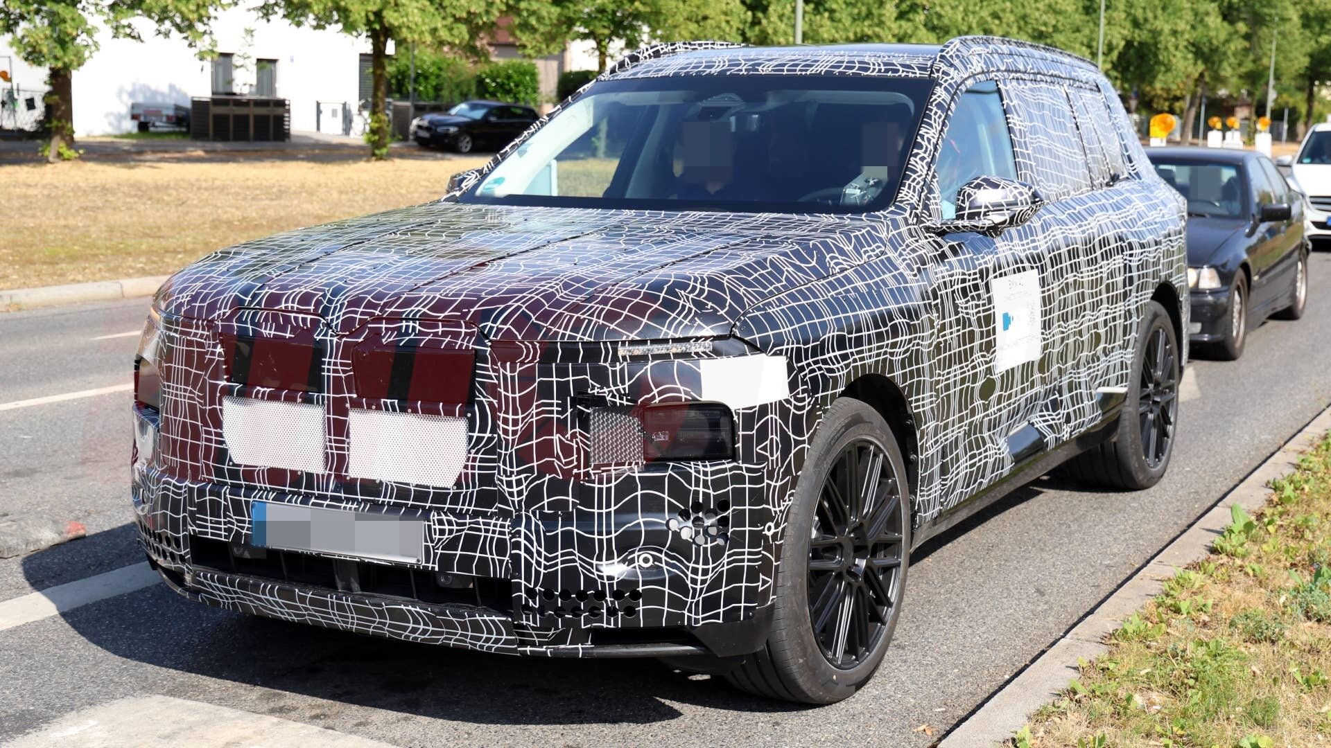 BMW готовит к премьере один из самых больших электрокаров
