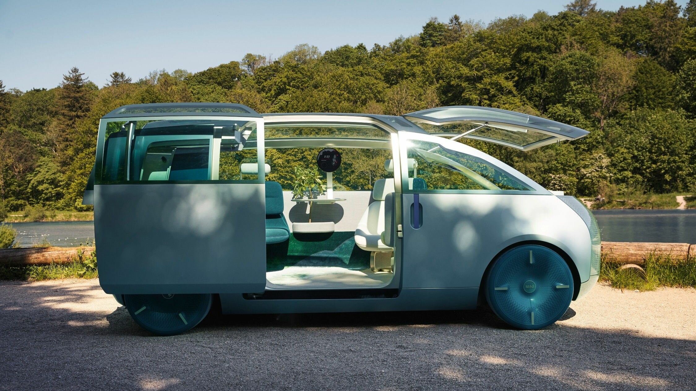 Минивэн MINI с салоном-гостиной и подъёмным лобовым стеклом стал реальностью