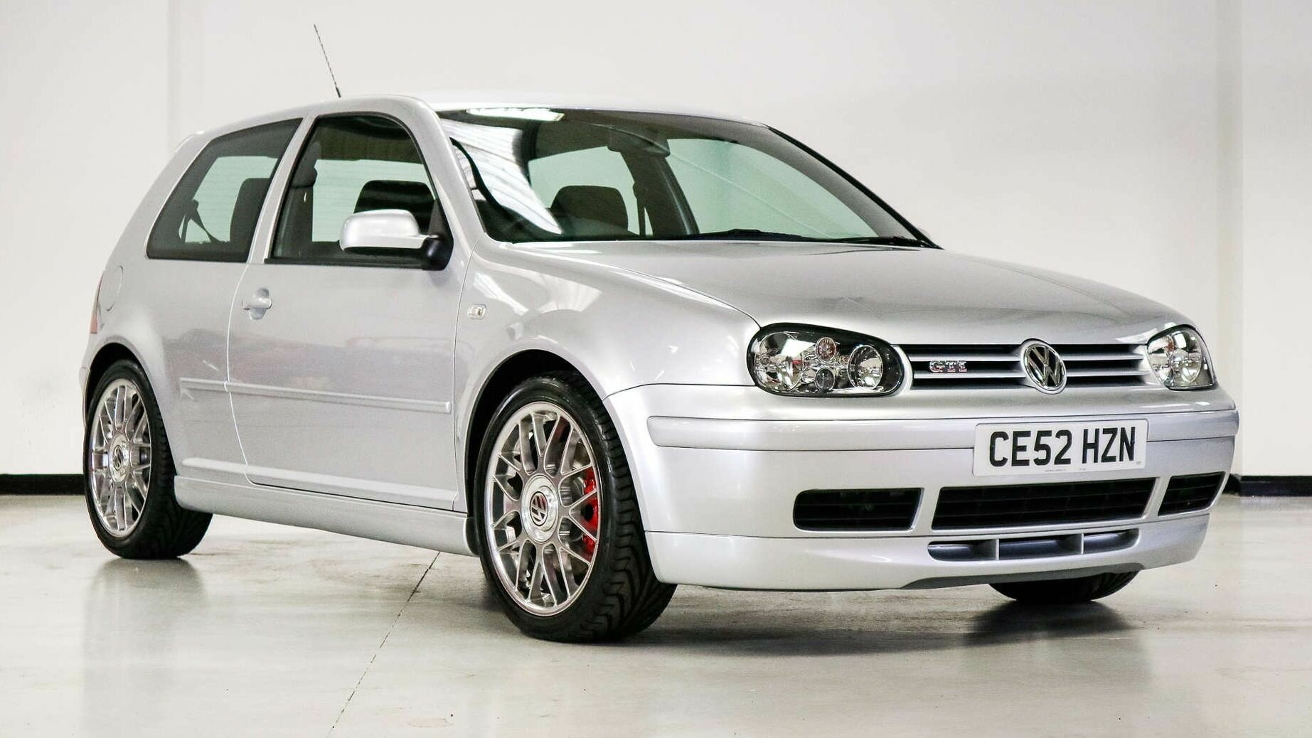 На продажу выставлен 20-летний VW Golf GTI, который не отличить от нового