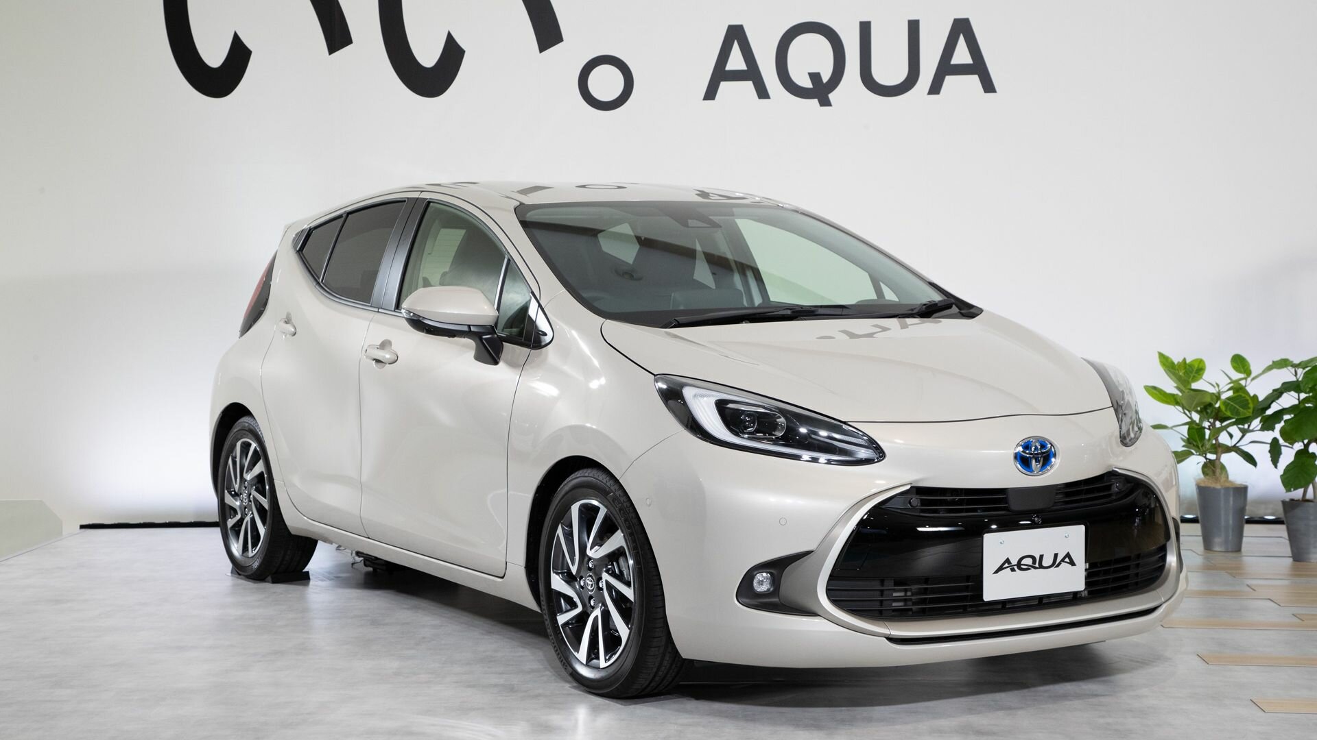 Гибрид Toyota Aqua сменил поколение: режим «одной педали» и новая батарея