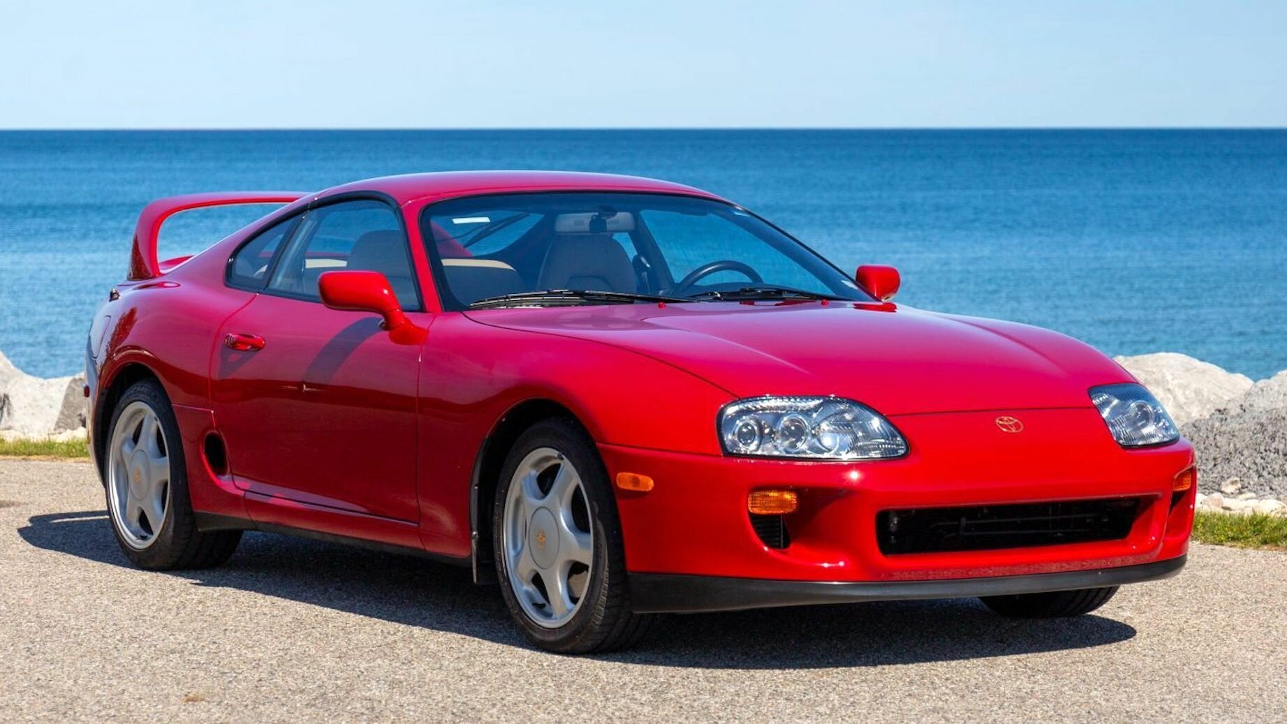 На продажу выставлена старая Toyota Supra — она дороже Ferrari
