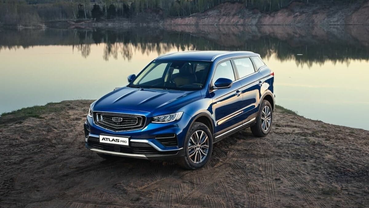 Российский Geely Atlas Pro получил новую комплектацию и подешевел