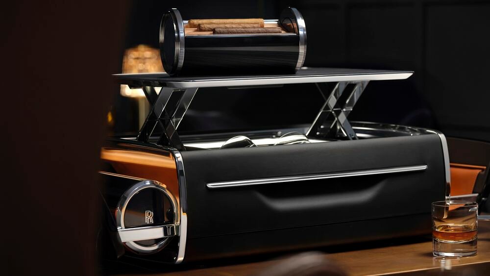 Rolls-Royce выпустил ящик с выдвижным подносом — это набор для хранения сигар и виски