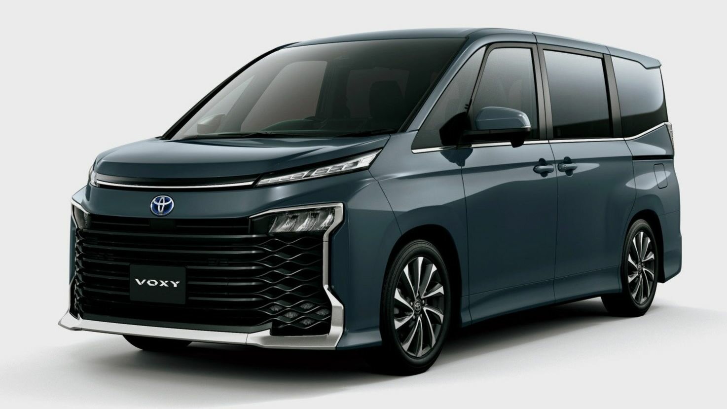 Представлены новые минивэны Toyota Noah и Voxy — полный привод, дистанционная парковка и стоят от 1,72 миллиона рублей
