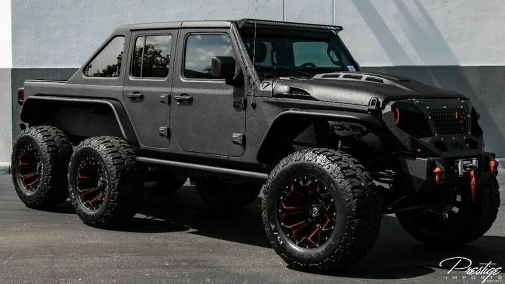 Самый дорогой Jeep выставили на продажу на Авто.ру. У него шесть колёс и шины метрового диаметра