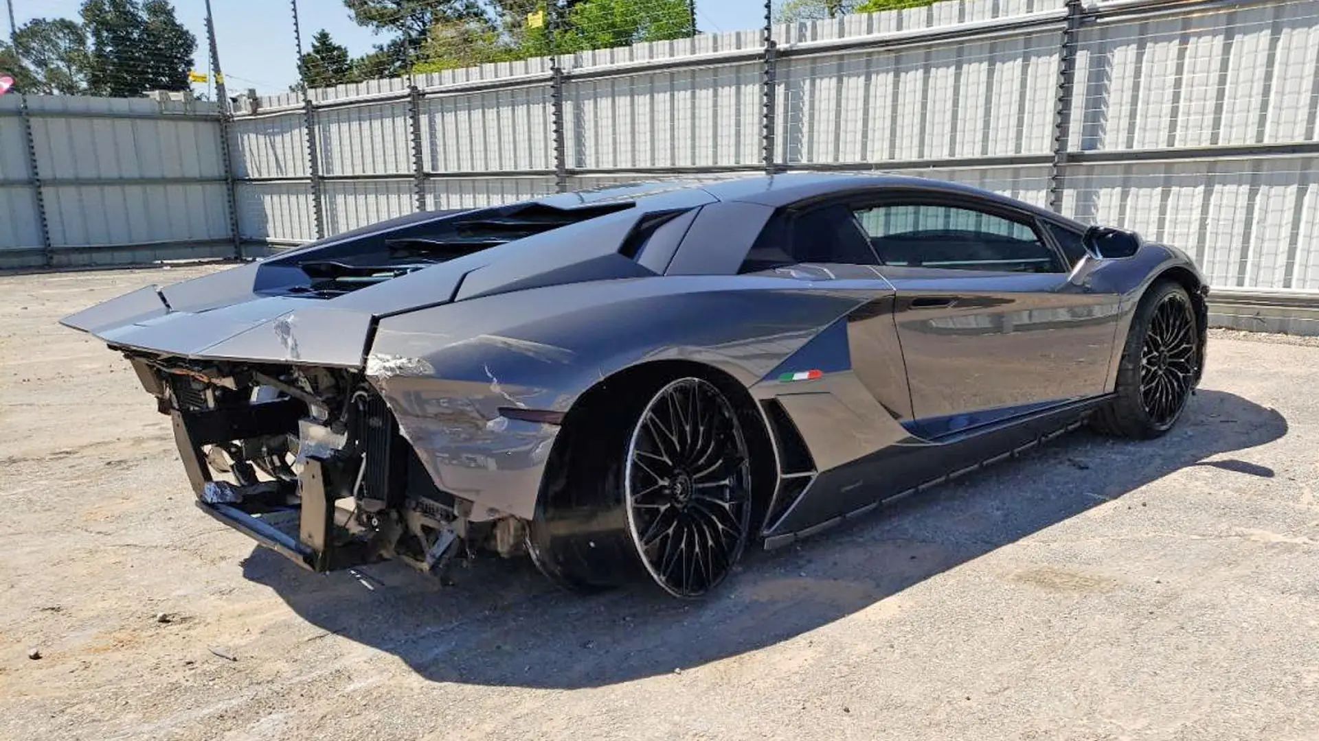 В США продают затоталенный Lamborghini Aventador Ultimae, проехавший меньше 1800 километров