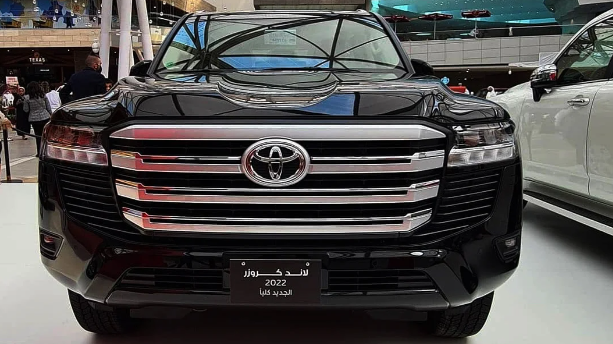 Посмотрите на самый дешёвый Toyota Land Cruiser 300: атмосферный мотор и штампованные диски