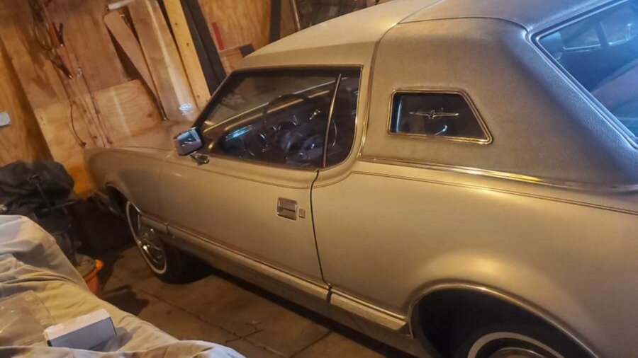 На продажу выставлен Ford Thunderbird, простоявший в сарае 46 лет. Он практически новый