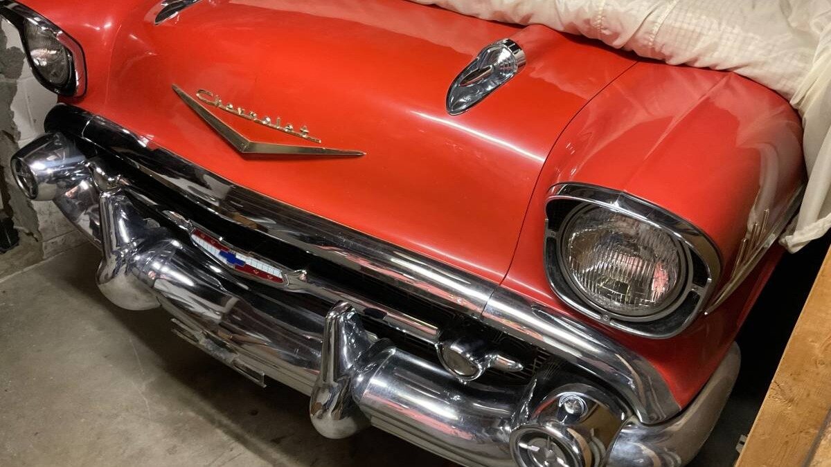 На продажу выставлен Chevrolet Bel Air, который уже полвека стоит на домкратах