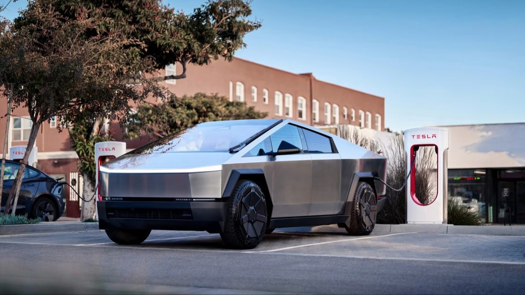 Электропикап Tesla Cybertruck лишился базовой комплектации с задним приводом