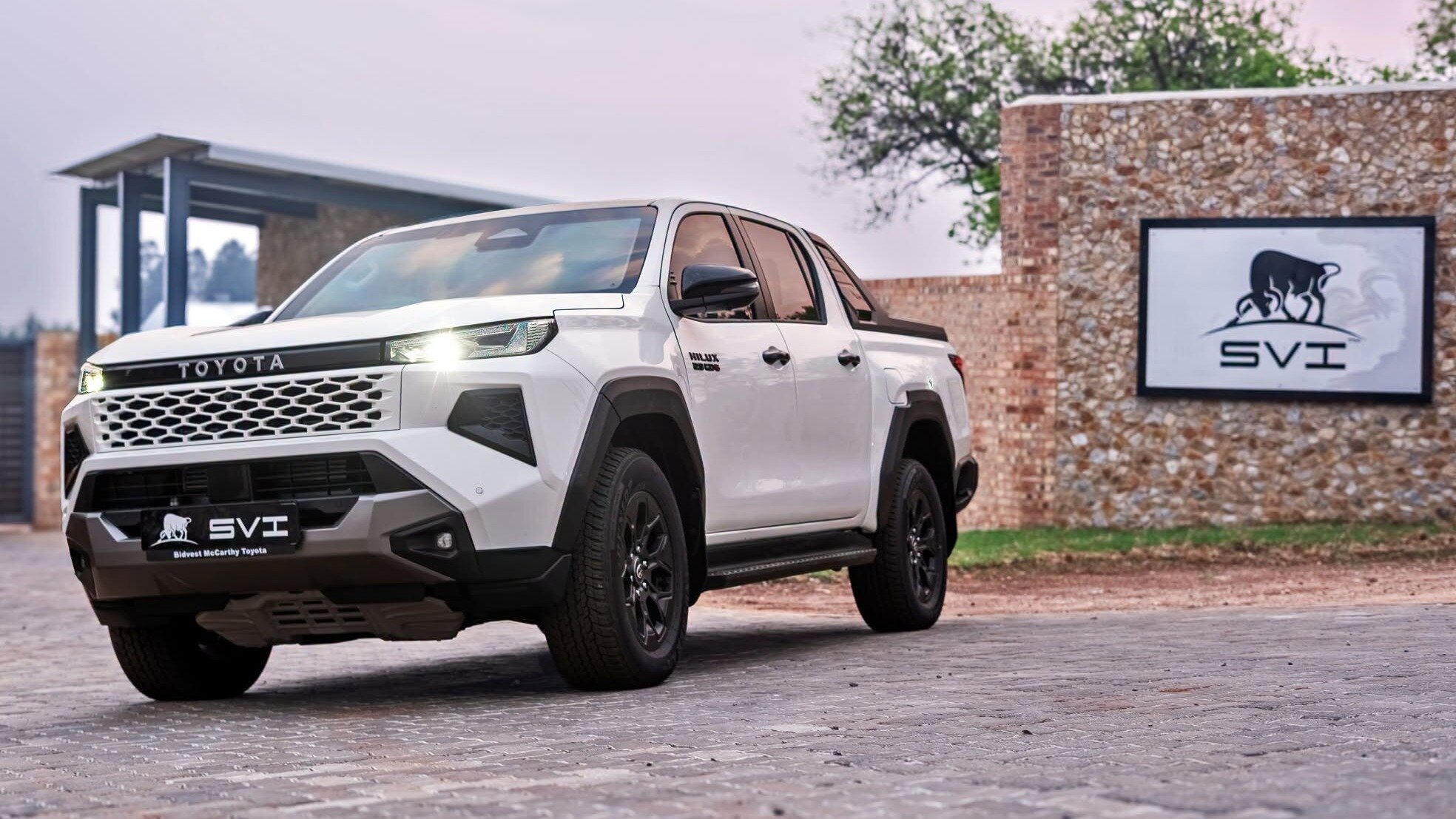 Пикап Toyota Hilux нового поколения превратили в броневик в ЮАР
