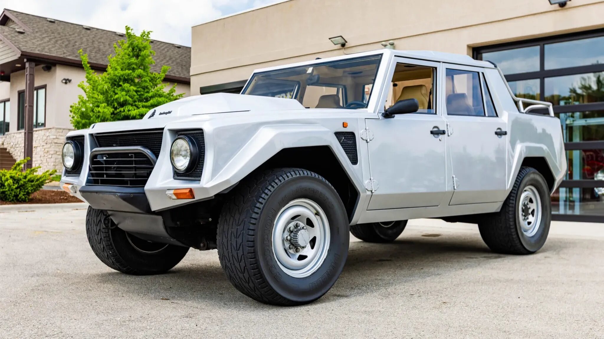 Редкий внедорожник Lamborghini LM002 со скромным пробегом выставили на продажу