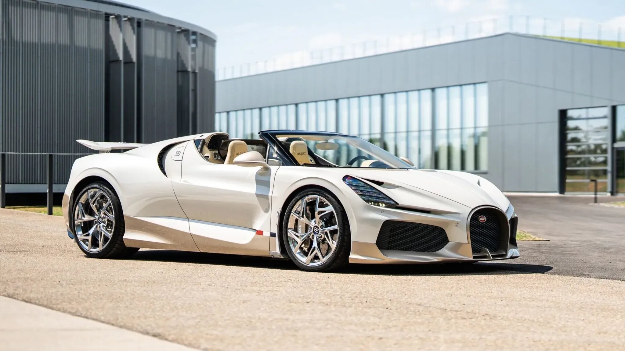 Bugatti собрала последний дорожный гиперкар с W16 