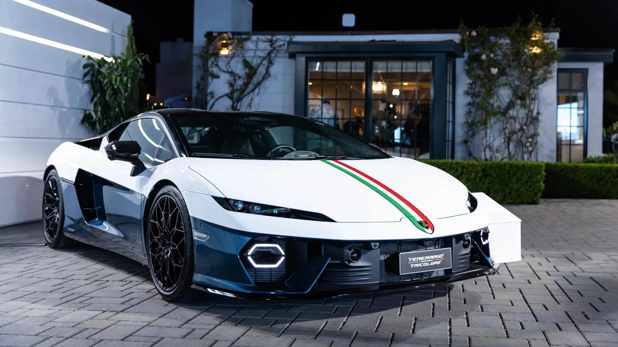 Lamborghini выпустила первый за 15 лет суперкар в спецверсии Tricolore