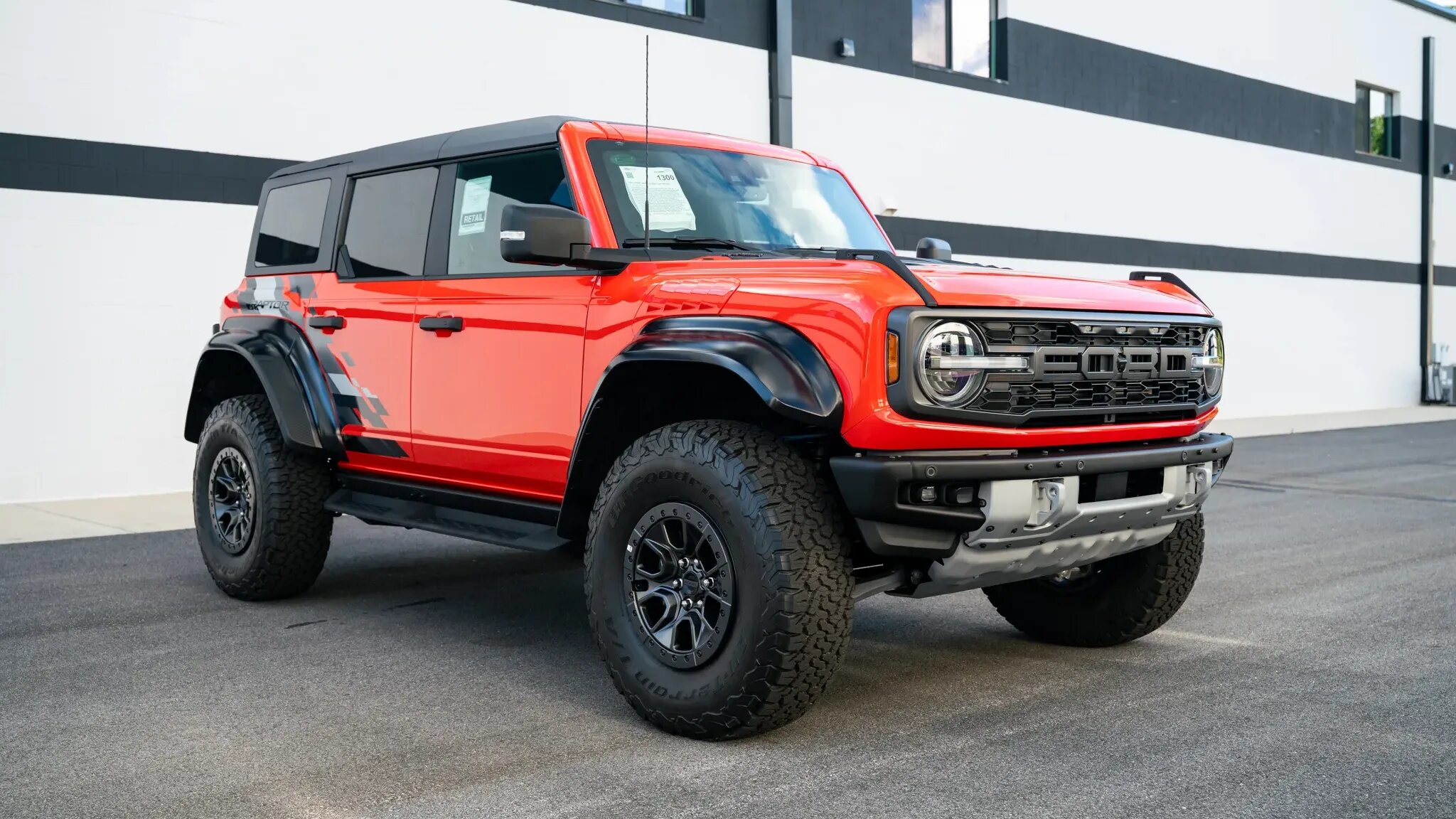 Самый первый Ford Bronco Raptor продали втрое дешевле, чем он стоил