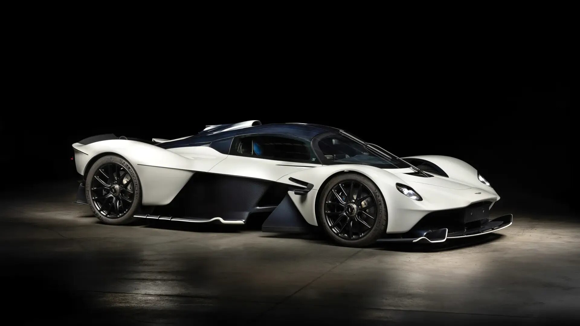 На торги выставят будущий самый дорогой в мире суперкар Aston Martin Valkyrie