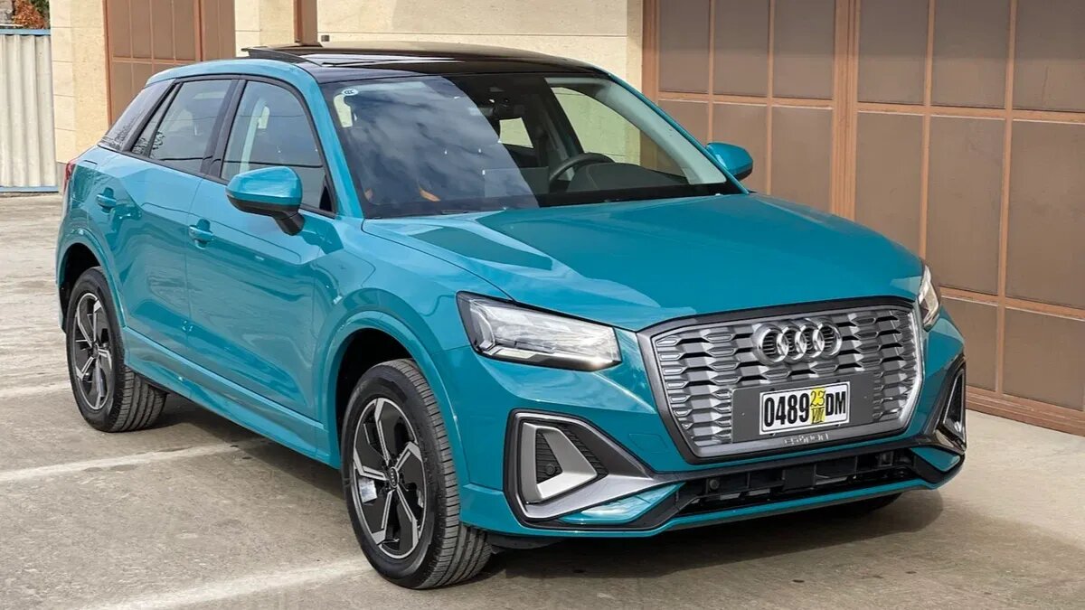 В Россию привезли «вытянутый» компакт-кросс Audi на батарейках