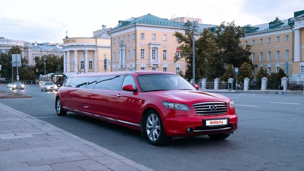 В Москве продают 14-местный лимузин Infiniti FX
