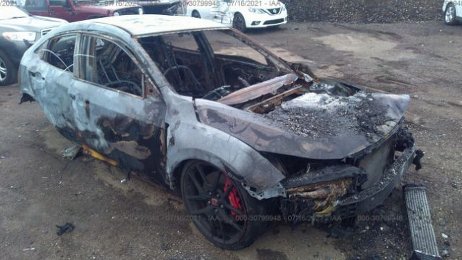 Очень редкий Civic Type R пытаются продать — но он полностью сгорел