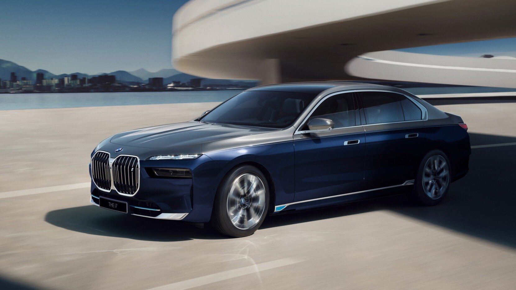 Представлена лимитированная серия нового седана BMW 7 серии для Японии. Он может быть двухцветным, как Майбах