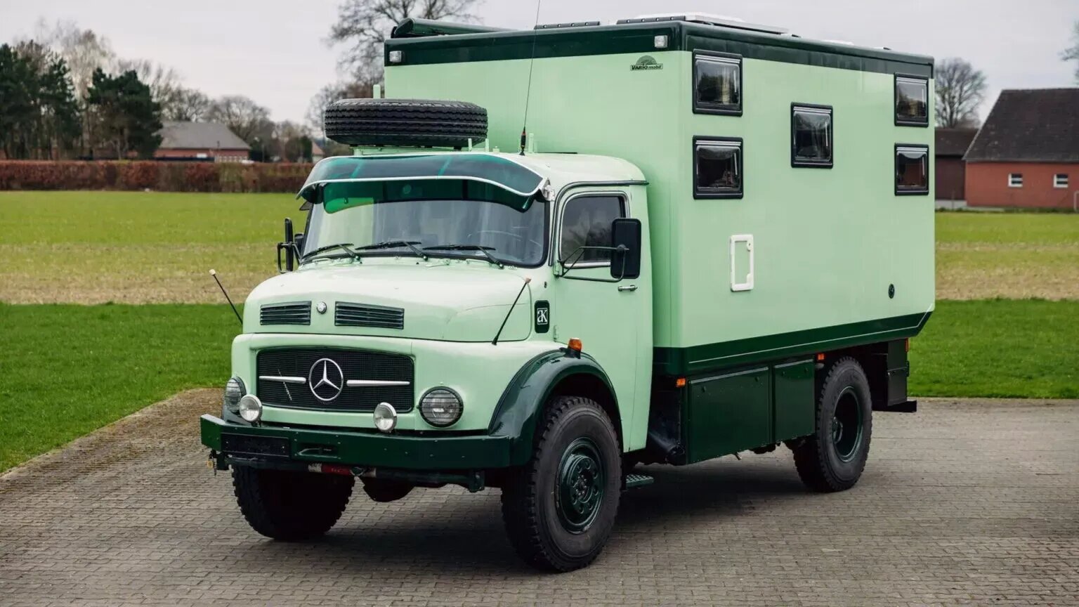 В Германии продают современный кемпер на шасси Mercedes-Benz 1974 года