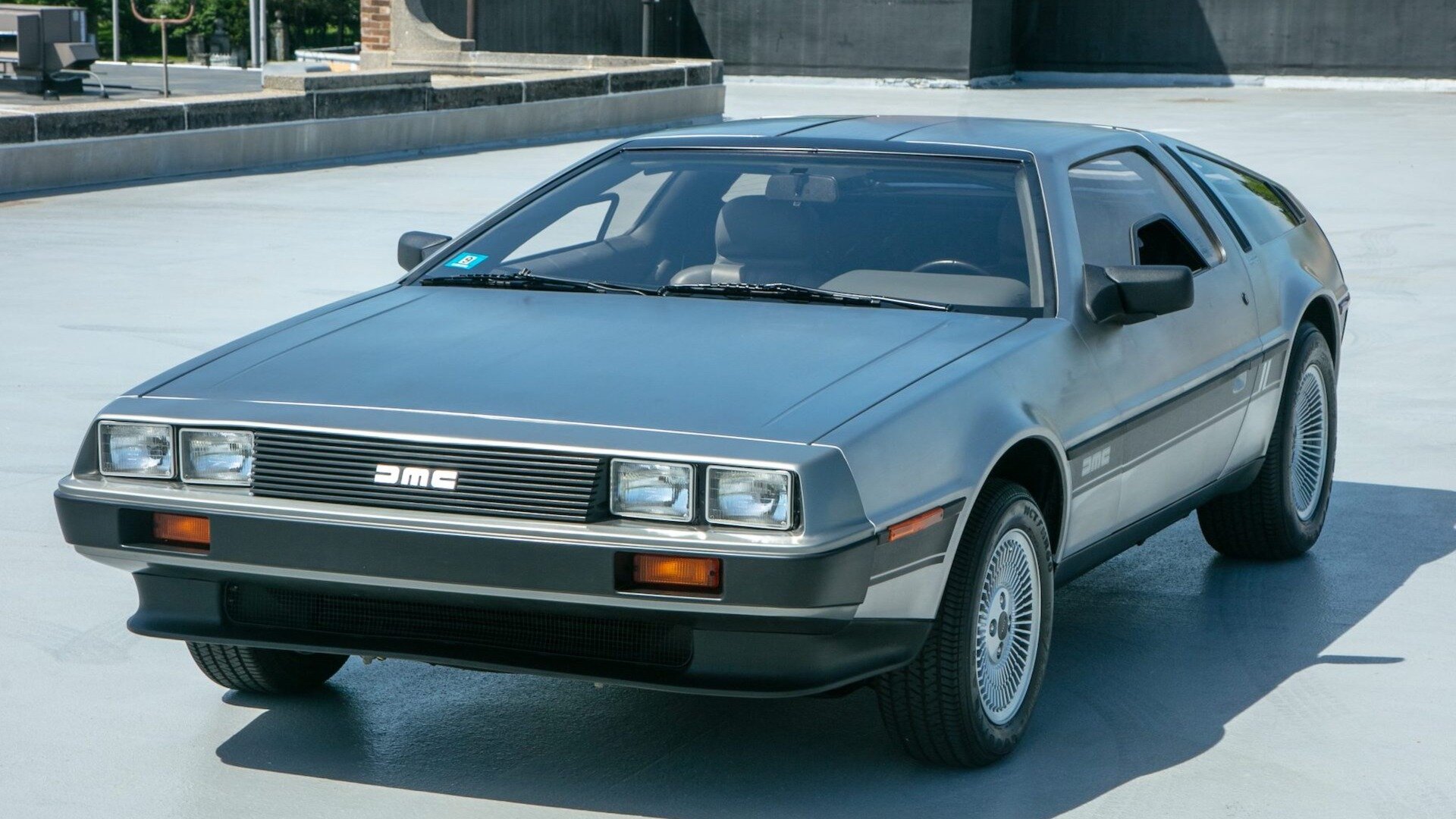 С молотка уйдёт культовый DeLorean DMC-12 с пробегом меньше 1000 километров