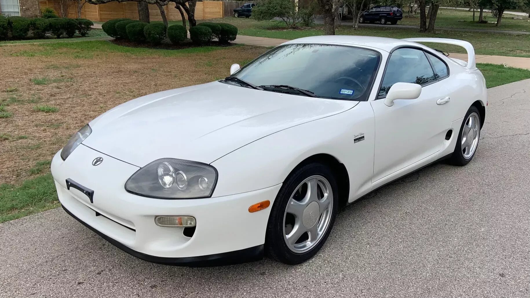 25-летнюю Toyota Supra с большим пробегом продали дороже нового Porsche