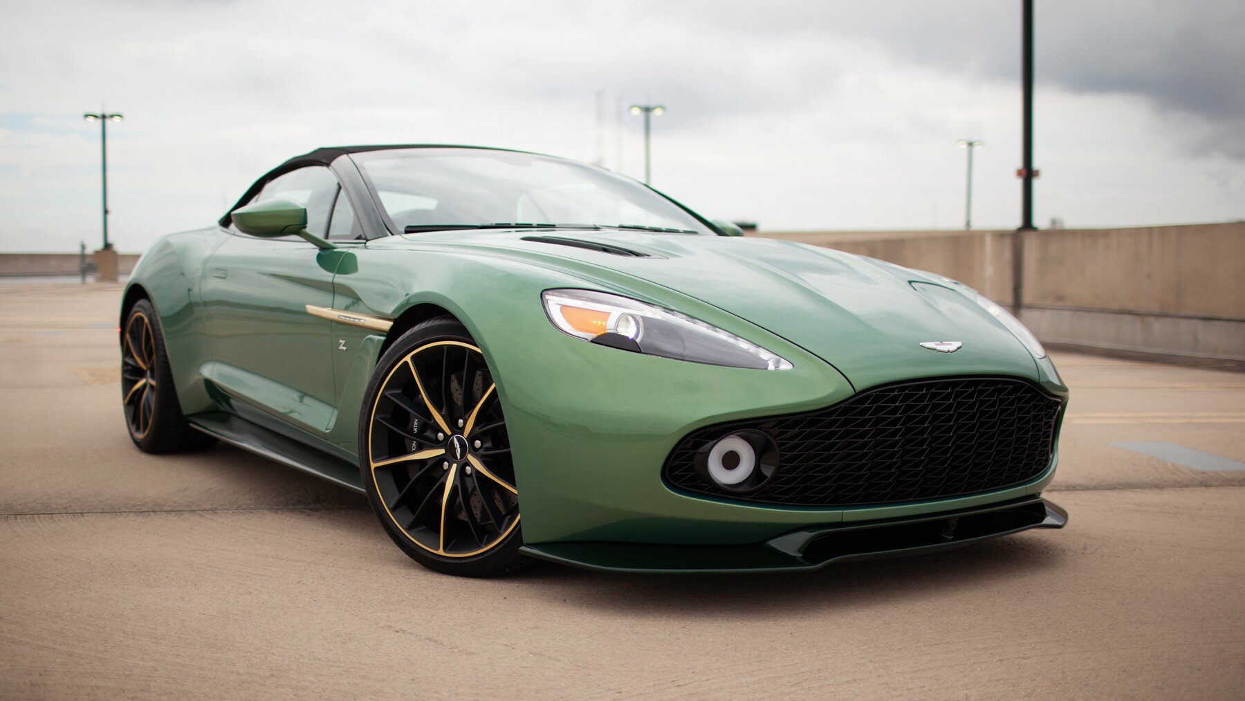 За очень редкий Aston Martin предлагают вдвое меньше, чем он стоил новым