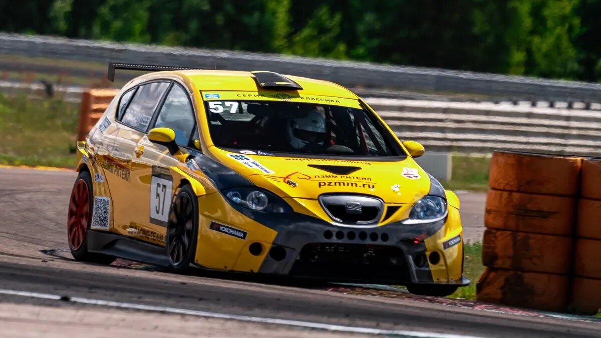 Гоночный Seat Leon почти без пробега продают на Авто.ру
