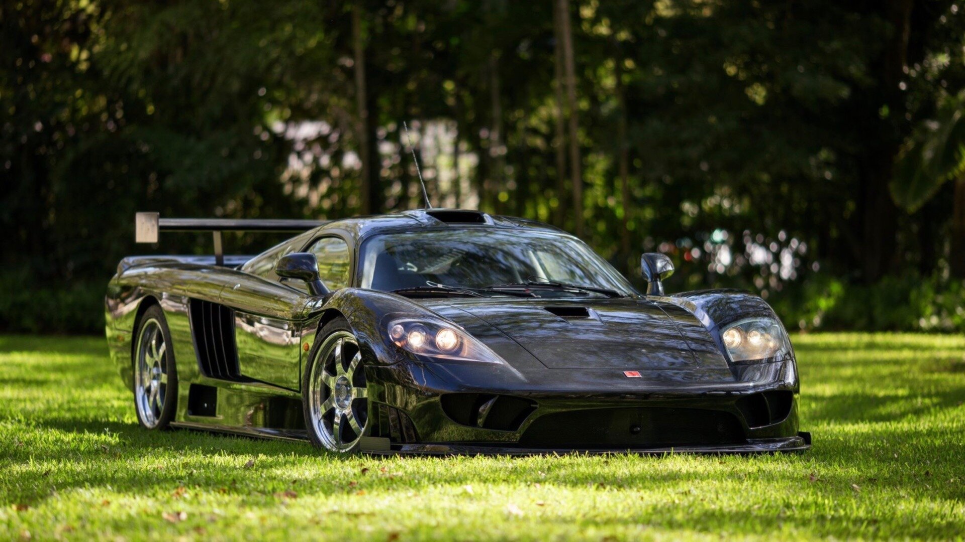 На продажу выставили очень редкий суперкар Saleen S7 — он 2005 года и почти без пробега