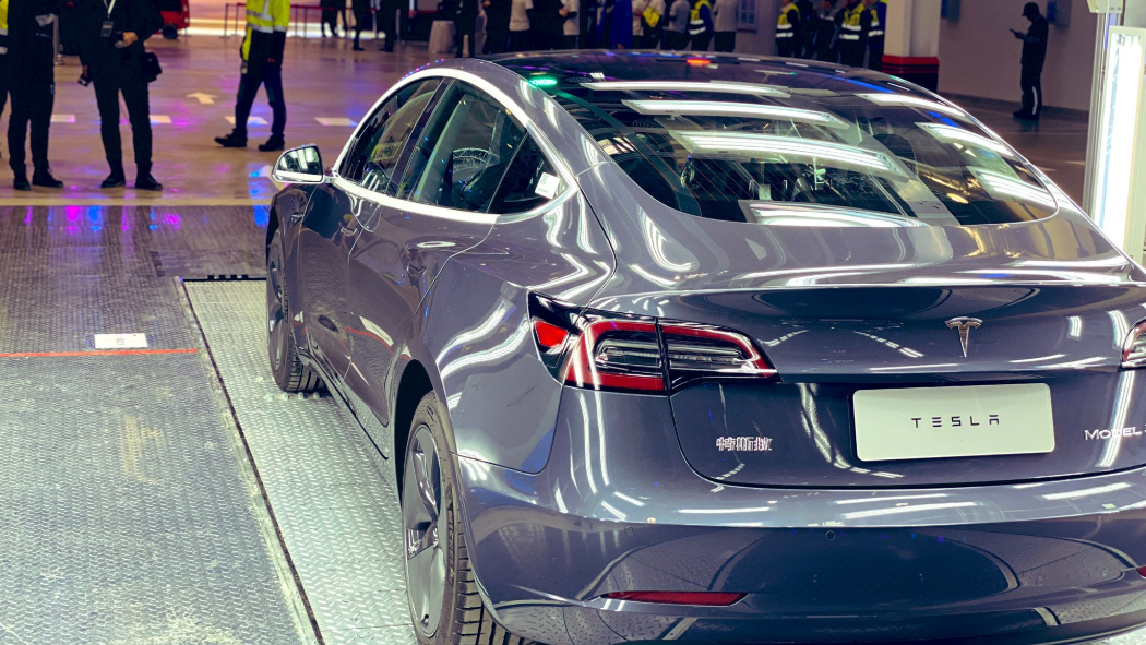 Первую партию китайских электрокаров Tesla раздали сотрудникам завода