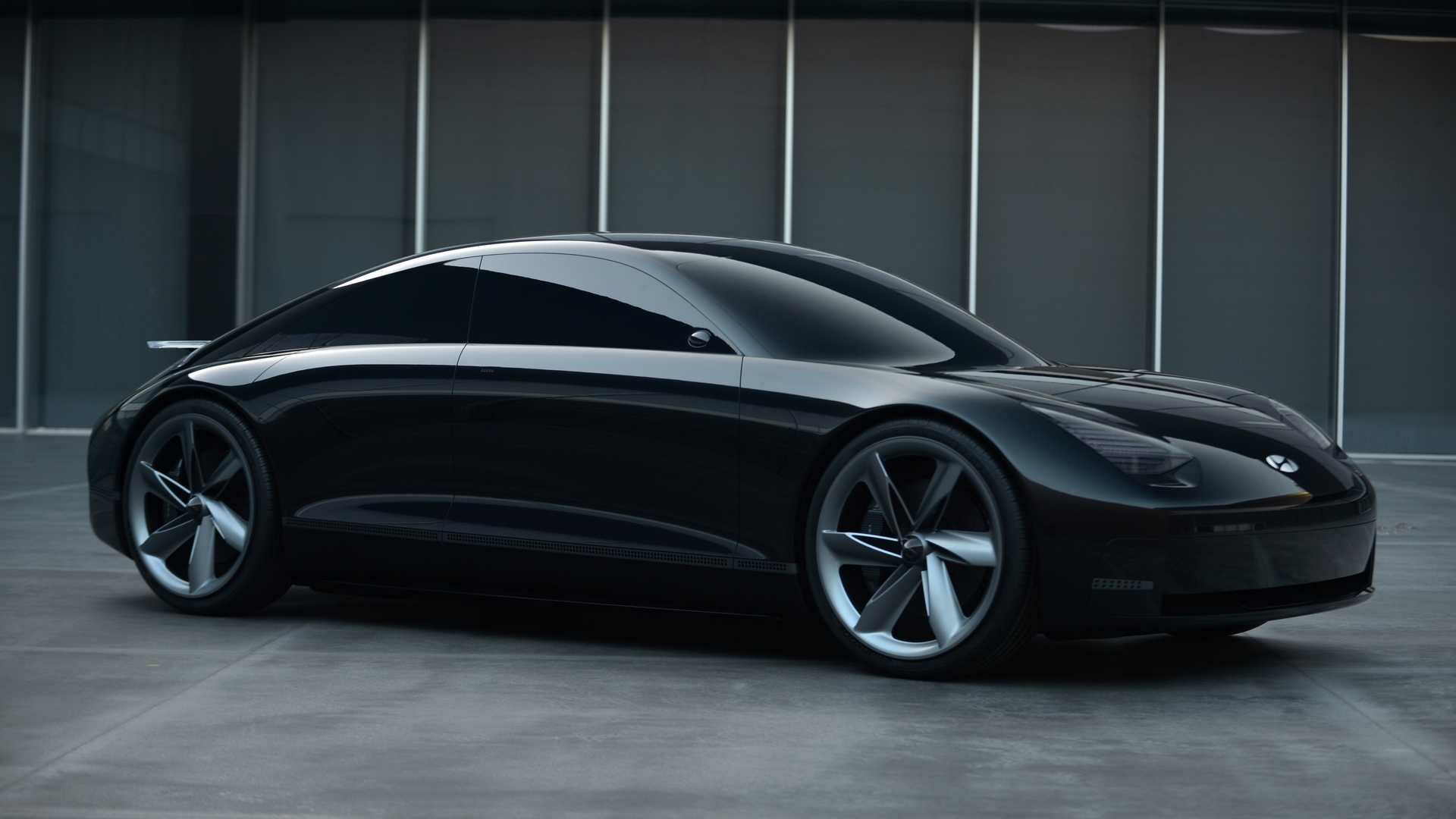Hyundai показал четырёхдверку без руля и с диодами в спойлере